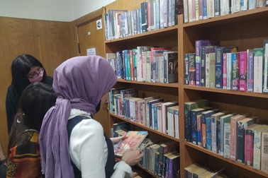 Cudzoziemcy i cudzoziemki z wizytą w Miejskiej Bibliotece Publicznej