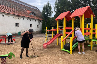 Kolory i współpraca – wspólne odnowienie placu zabaw w Jurkowie