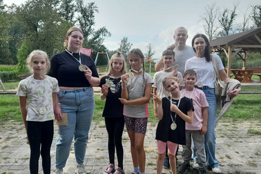 Gry łączą pokolenia – rodzinne popołudnie z planszówkami i grą terenową w Kobylnikach