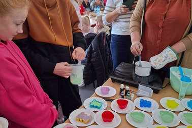 Kolorowe i pachnące – za nami warsztaty robienia mydełek w Nowym Dębcu