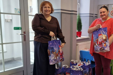 Młodzieżowa pomoc dla Seniorów – świąteczne paczki trafiły do potrzebujących