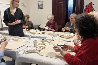 Warsztaty decoupage w Międzypokoleniowym Klubie Wsparcia